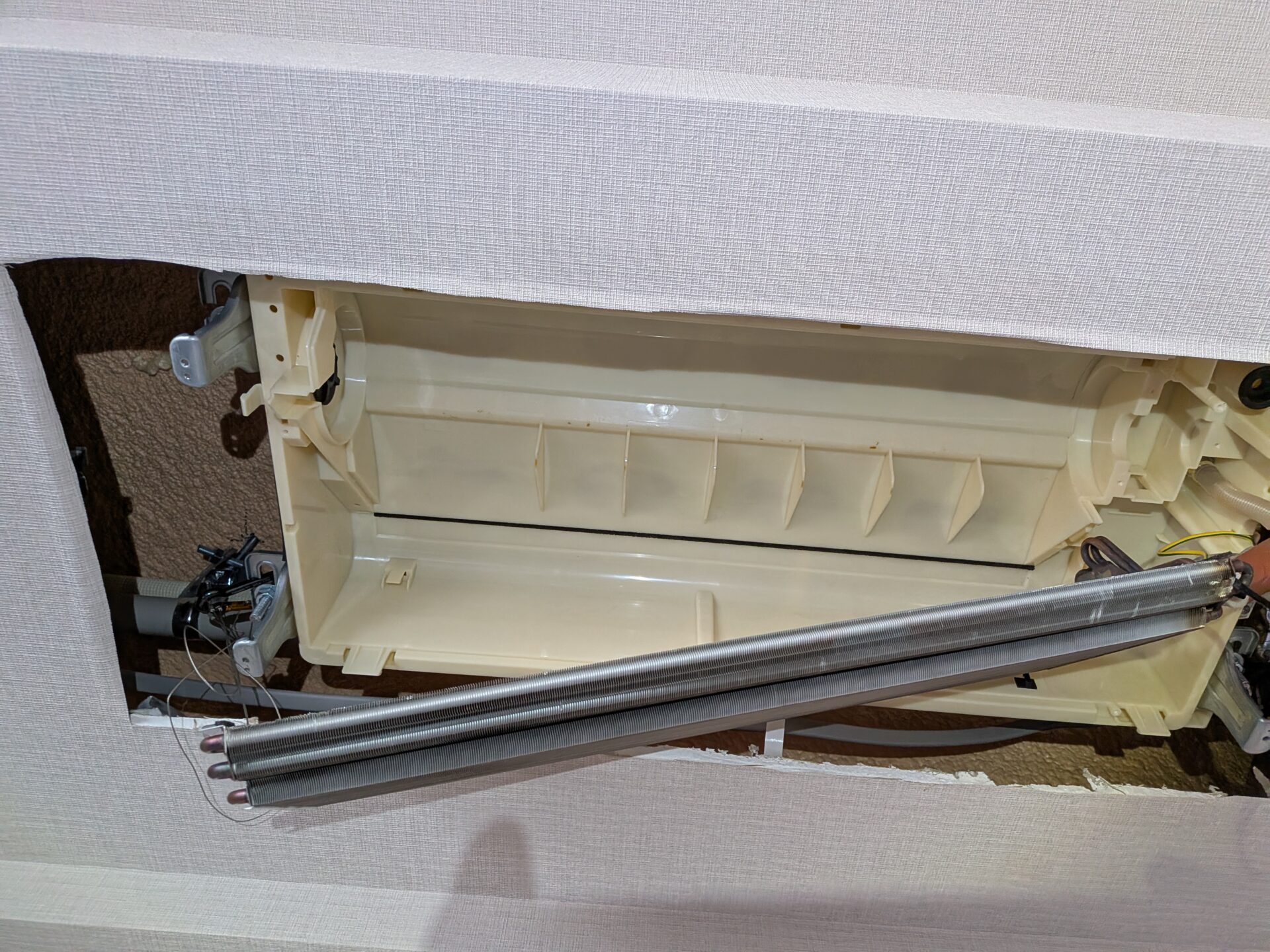 Panasonic天井埋込エアコン分解洗浄 佐倉市 ドレンパン・ファン