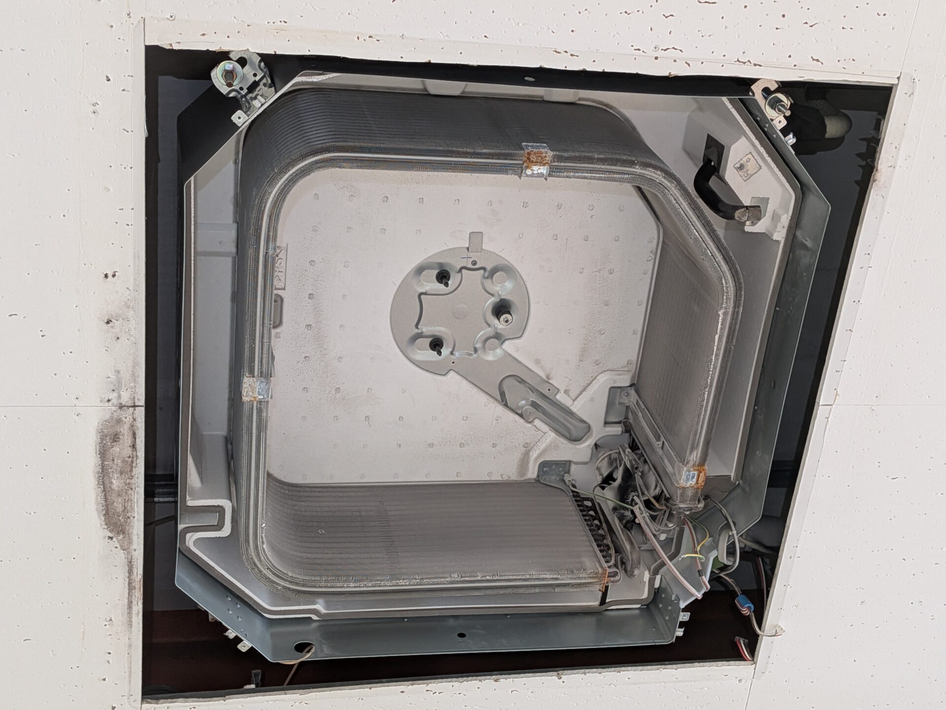 洗浄前のエアコン熱交換器