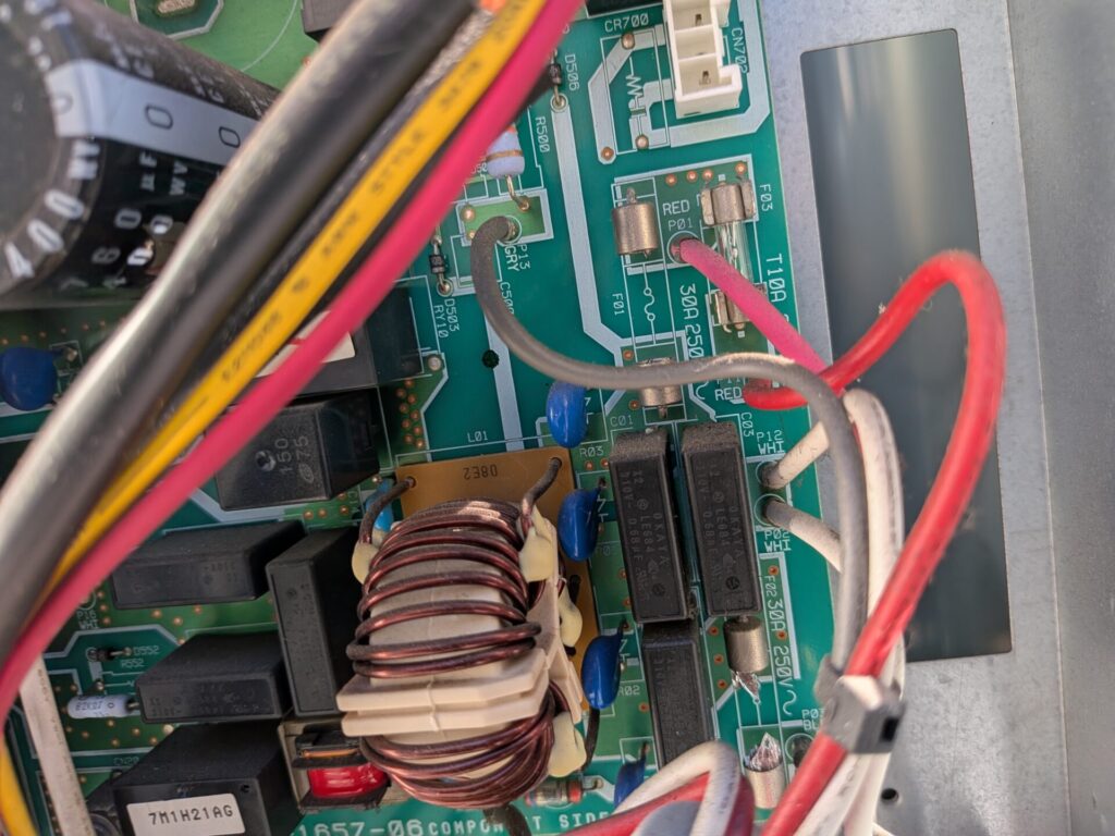 東芝エアコン04エラーの原因となった室外機制御基板のガラス管ヒューズ部（30A 250V／T10A）