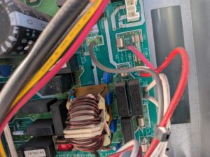 東芝エアコン04エラーの原因となった室外機制御基板のガラス管ヒューズ部(30A 250V/T10A)
