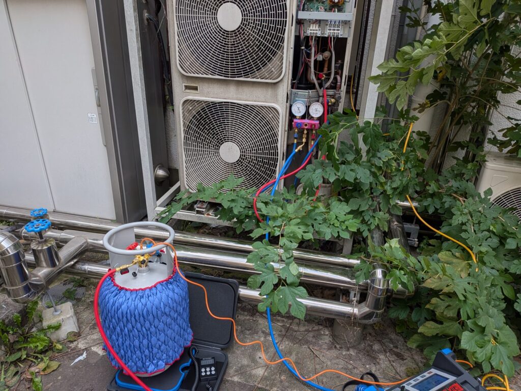 四街道市の業務用エアコン室外機でフロン回収の機材をセッティングした様子