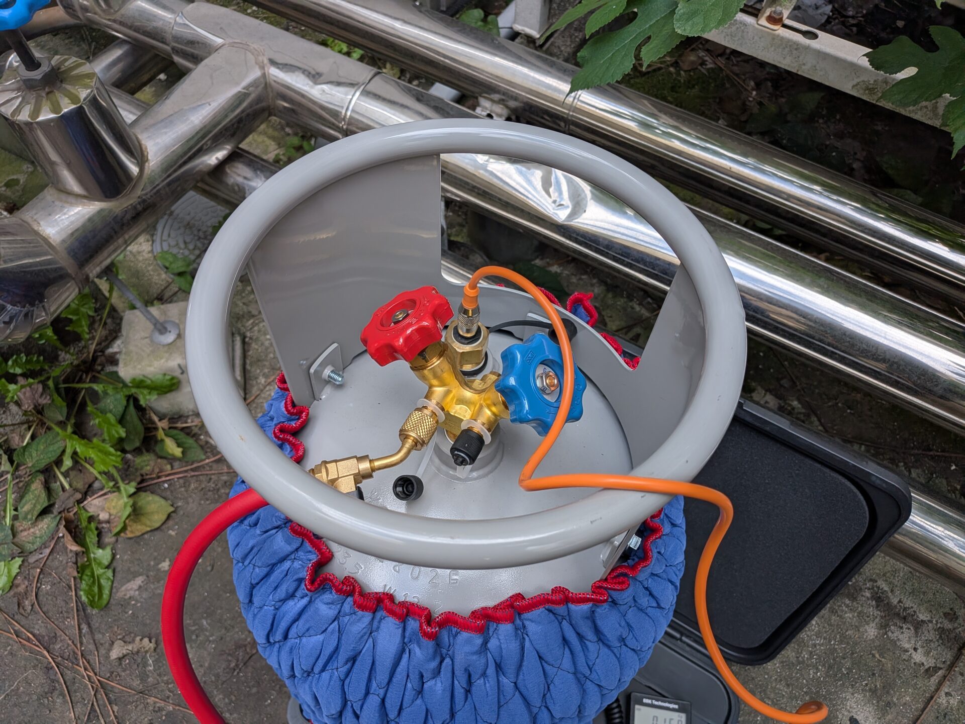 フロン回収ボンベに回収ホースを接続した様子
